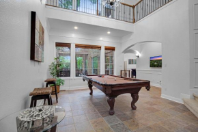 Luxury 5-bedroom house, Green belt, Majestic Oak Trees, Hot Outdoor 8 Person Spa.